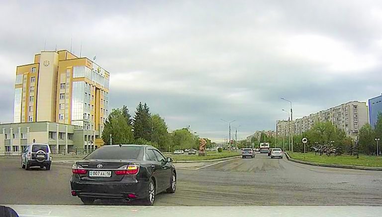 Полицейские устанавливают личность водителя служебного автомобиля, который на кольцевой дороге грубо нарушил ПДД