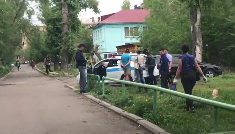 В Усть-Каменогорске женщина разбилась насмерть, выпав из окна жилого дома. Полиция рассматривает версию «доведение до самоубийства»