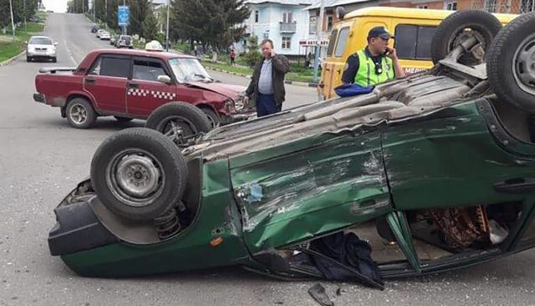 В городе Алтай водитель нарушил ПДД, в результате чего перевернулся его автомобиль