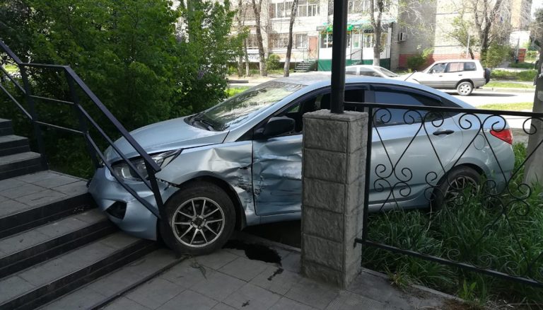 В аварии в Усть-Каменогорске пострадали не только автомобили, но и крыльцо кафе