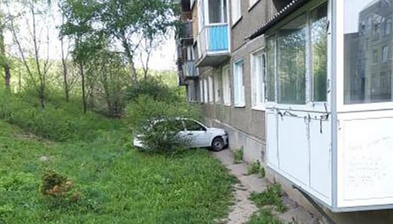 В результате аварии во дворе автомобиль отбросило в стену дома, водитель и пассажир пострадали