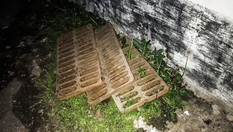 В Усть-Каменогорске оперативники полиции благодаря очевидцу нашли и задержали похитителей люков