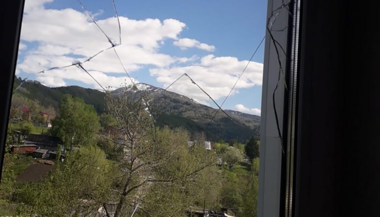 В Риддере педагогам, которые жаловались на директора своей школы, разбивают окна неизвестные хулиганы