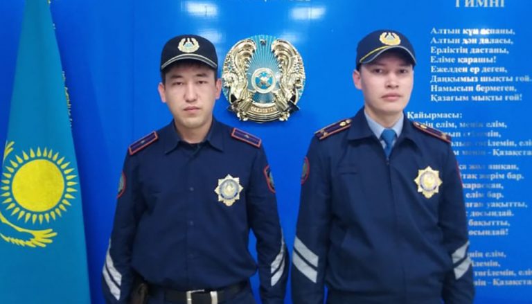 В Семее полицейские при помощи подручных средств предотвратили падение ребенка из окна