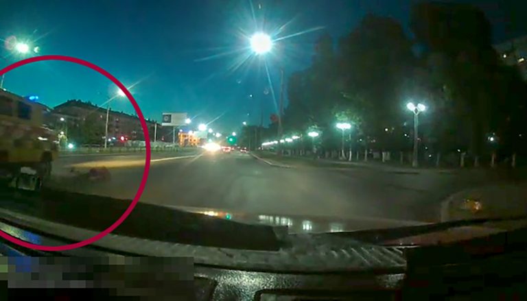 При проверке полиция выяснила — автомобиль «Скорой помощи», сбивший девушку, ехал с маячками и сиреной