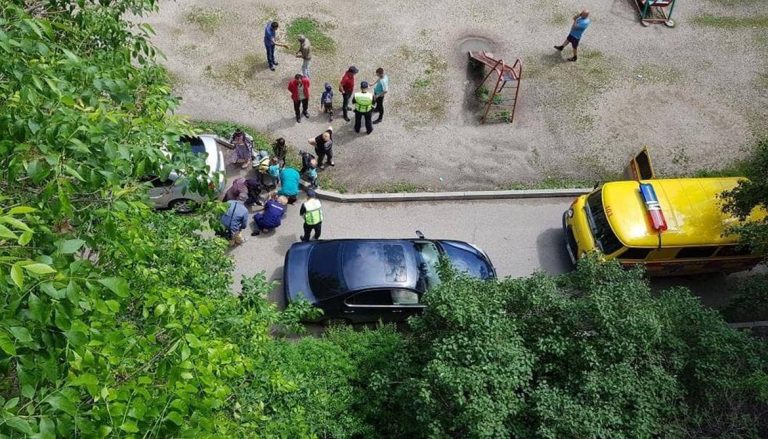 В Усть-Каменогорске автомобилист, паркуясь, наехал на семилетнего мальчика