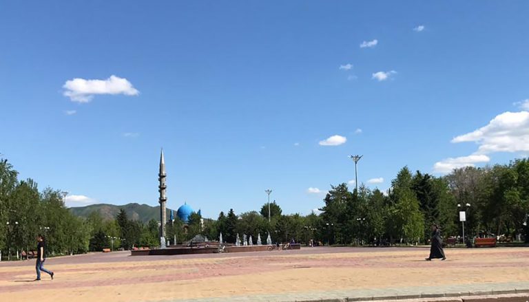 Вандалы в Усть-Каменогорске заставили акимат убрать с площади юрту — на ремонт