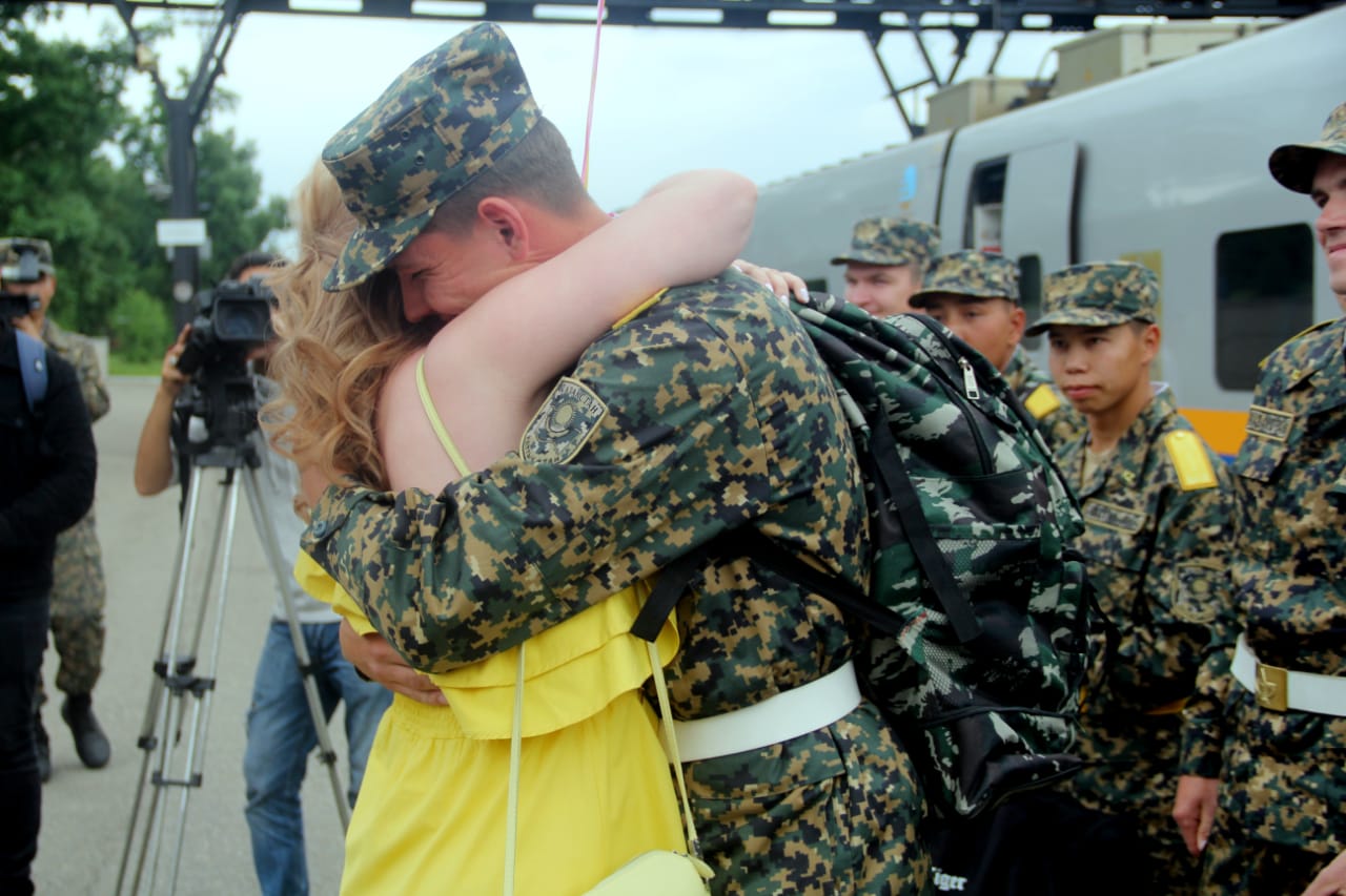 Вежливый солдат. Видео встречайте. Встреча влюбленных. Встреча на перроне. Встреча дембеля на вокзале.