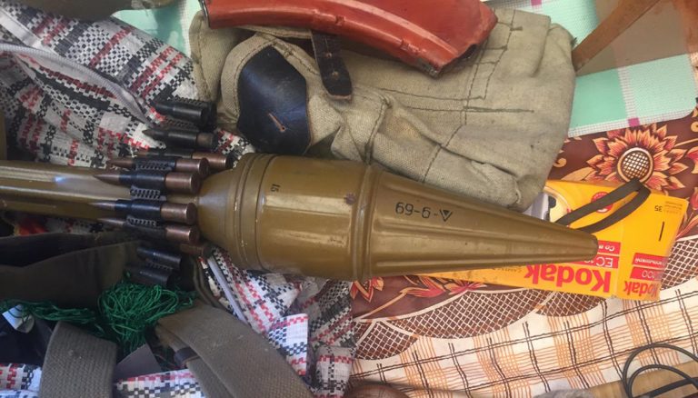 Арсенал оружия и боеприпасов пытался провезти пассажир грузовика в Казахстан из России. Говорит, что все — учебное