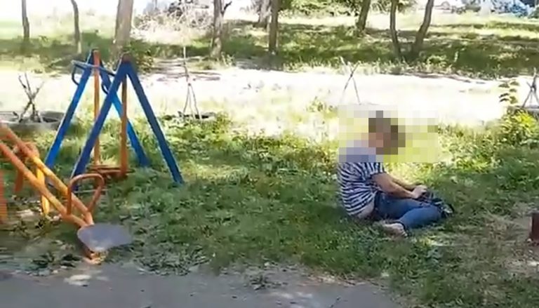 На детской площадке в Усть-Каменогорске задержали пьяную женщину