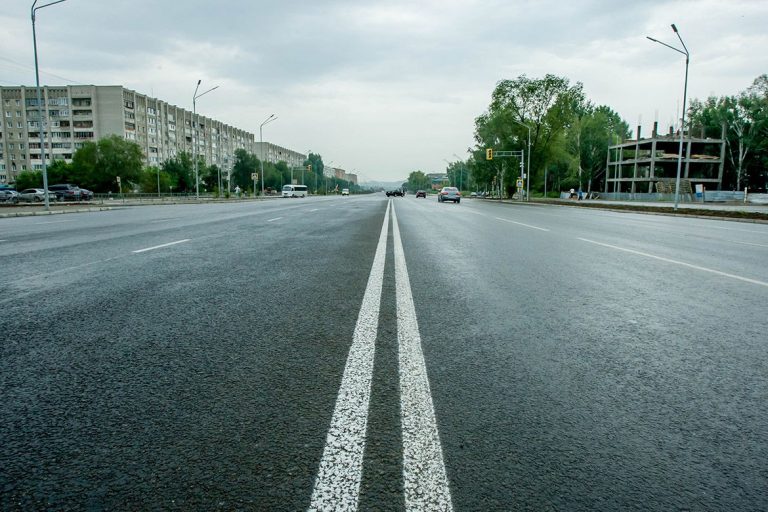 Дороги в Усть-Каменогорске ремонтировать ещё не начали, а аким города уже знает, что его будут критиковать после его завершения