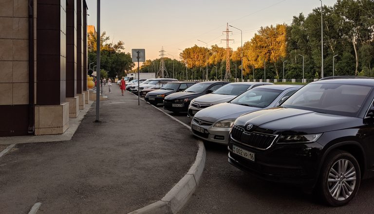 «Невезучий» госномер служебного автомобиля вновь подводит городской акимат: опять в неслужебное время появляется в неподходящем месте
