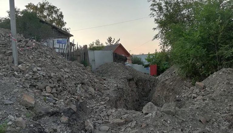 В Усть-Каменогорске выкопали траншеи и забыли про них. Жители обвиняют Водоканал, а тот ссылается на горакимат
