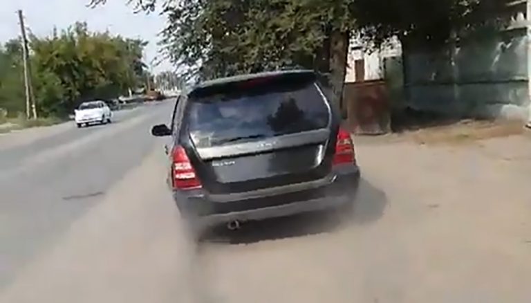В Семее сотрудник полиции ездил по городу на автомобиле без госномеров. Его личность известна, после выхода из отпуска он будет наказан