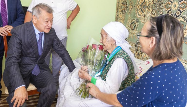 Инфоцентр: Гульжазира Алимбаева отметила 100-летний юбилей и приняла поздравления акима области