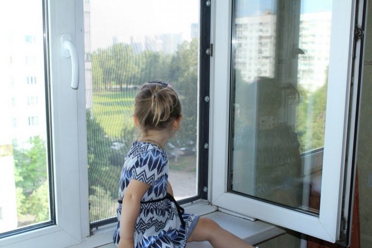 В Восточном Казахстане участились случаи выпадения детей из окон многоэтажек