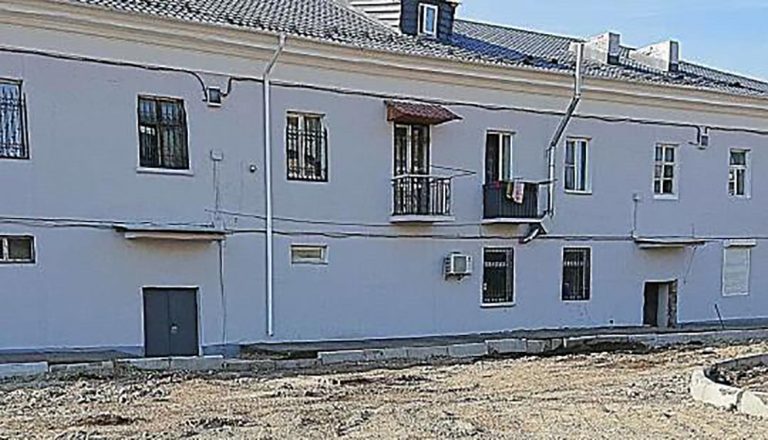 Как на «Арбате» в Усть-Каменогорске жильцам стало удобнее выходить через окна, а не через двери подъезда