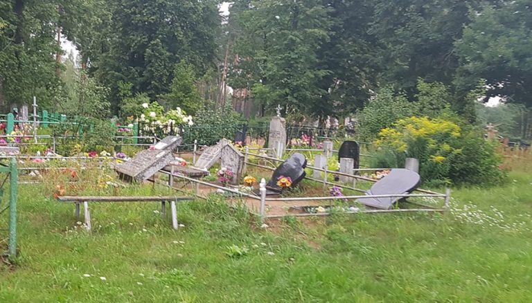 В Риддере полиция задержала вандалов оскверняющих могилы на кладбище