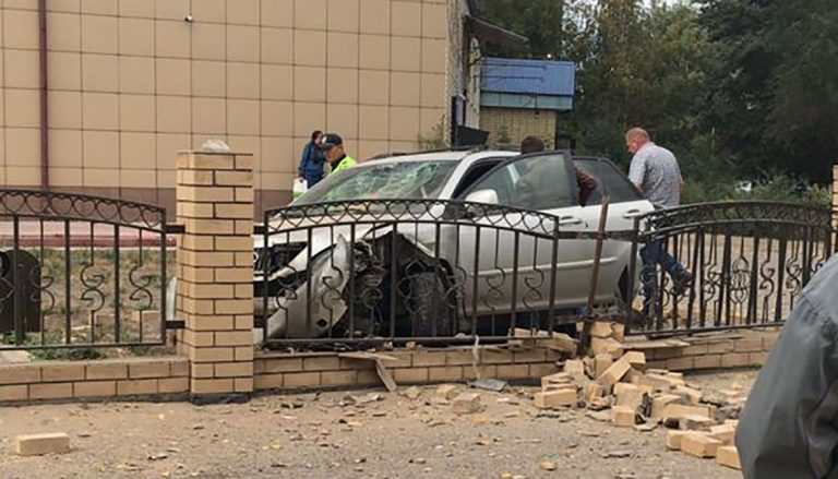 В Семее мужчина умер за рулём и врезался в ограждение