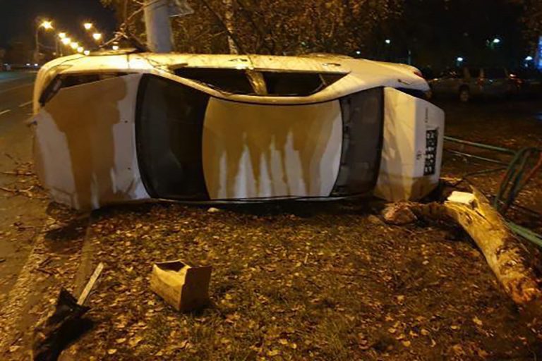 В Усть-Каменогорске пьяный водитель врезался в ограждение дороги и в дерево, перевернув автомобиль, пассажиры пострадали