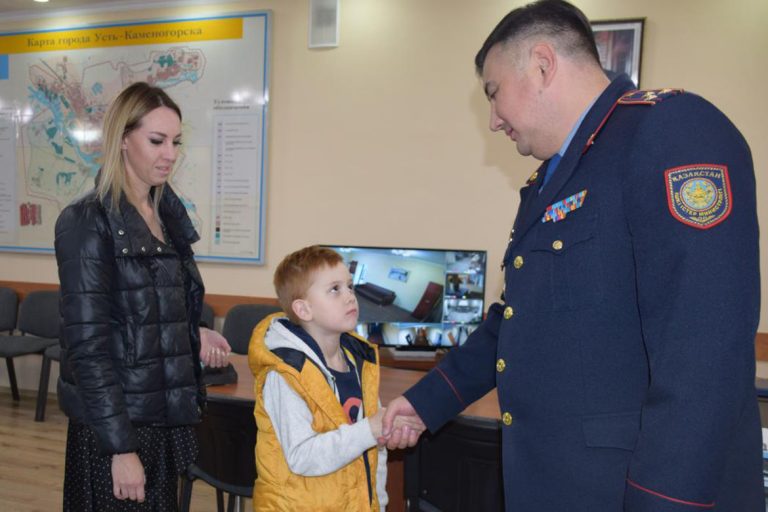 Потерявшийся мальчик,  пришел поблагодарить полицейских