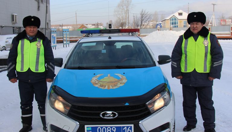 Пассажирский автобус с детьми застрял на трассе в ВКО из-за замершего дизтоплива