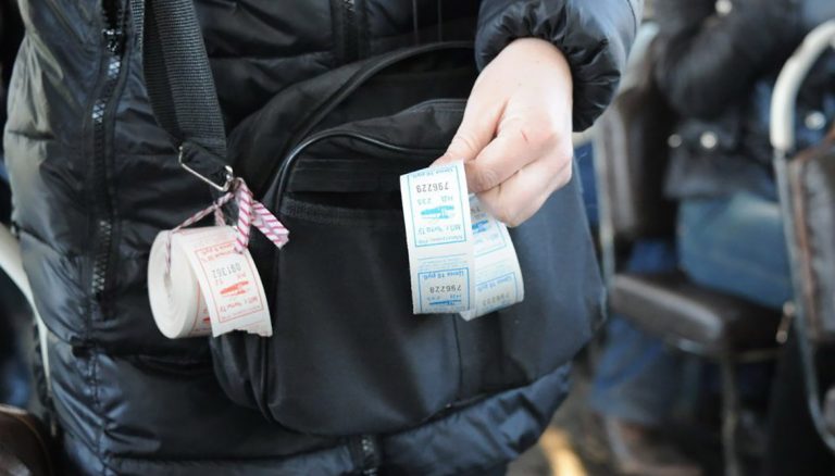 В Усть-Каменогорске кондуктор автобуса ударила  пассажирку
