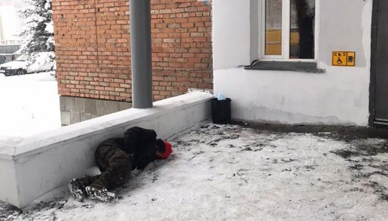 Асоциального мужчину, который забрел в больницу, осмотрели и отправили в спецприемник — здоров но в заботе нуждается
