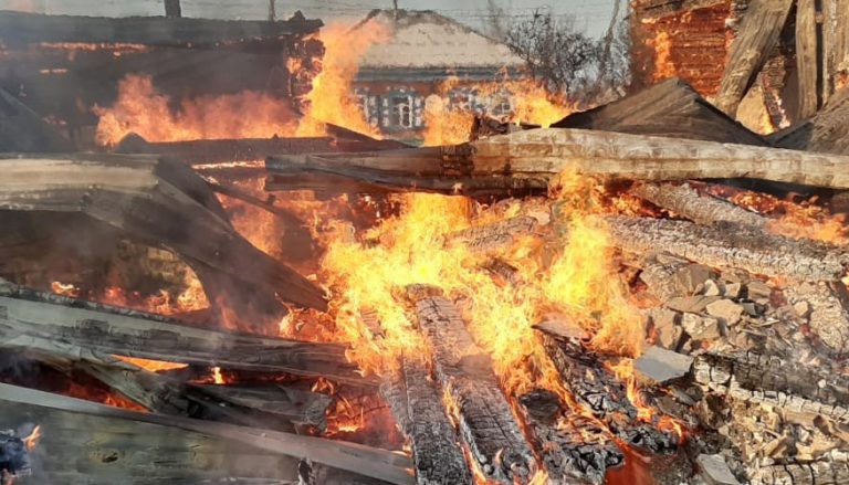Пожарные пешком прошли 2,5 километра до пожара, потому что автомобиль не мог проехать по заметенной дороге