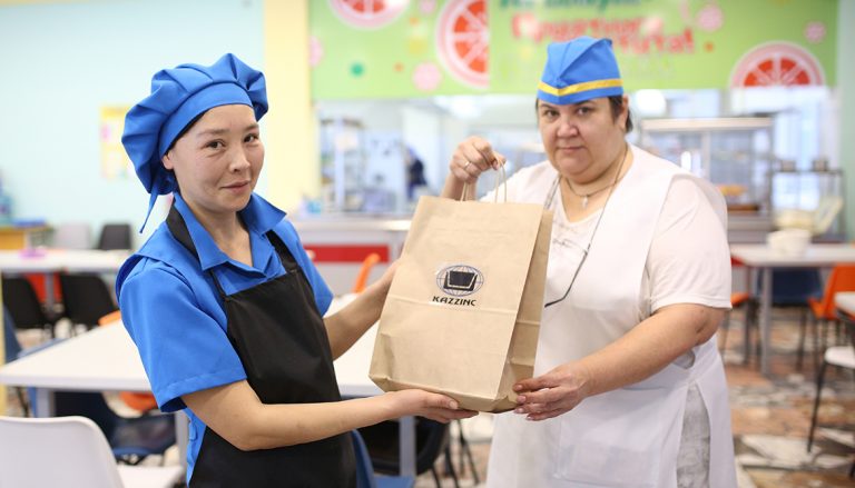 В Усть-Каменогорске для нуждающейся семьи, у членов которой нет ни одного мобильного телефона, исполнили новогоднее желание