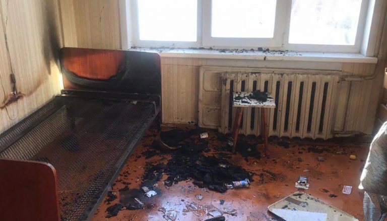 Спасатели вынесли из задымленной квартиры в тяжелом состоянии пожилую женщину