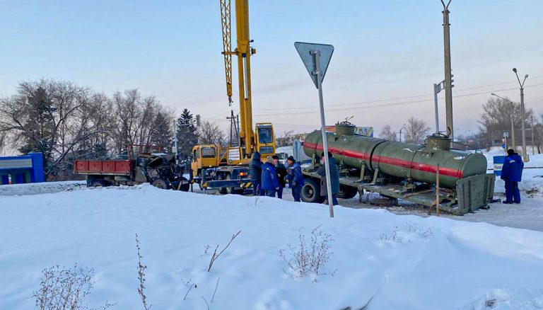 Два грузовика столкнулись на мосту в Усть-Каменогорске, есть пострадавший