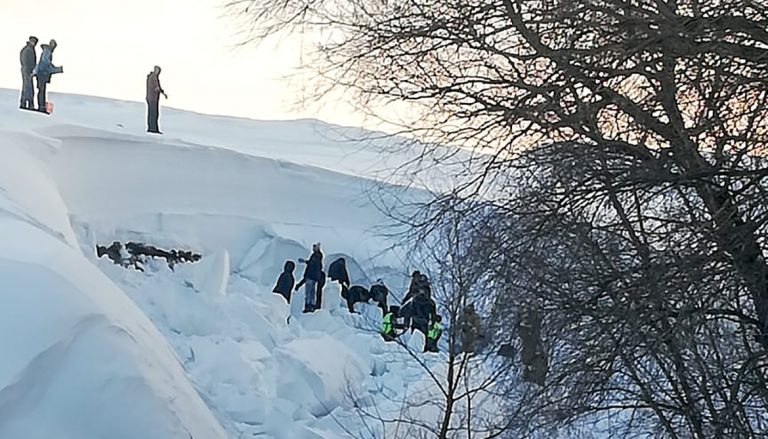 В Шемонаихе погиб 13-летний подросток, которого завалило снегом во время игры