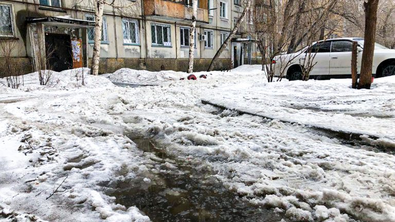 Ваш двор — вы и убирайте. Городской акимат советует жильцам давить на КСК, чтобы их дворы были очищены от снега