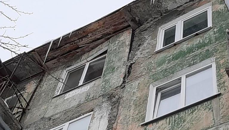В Риддере многоквартирный панельный дом угрожает безопасности не только жильцов самого дома, но и всем, кто ходит мимо него
