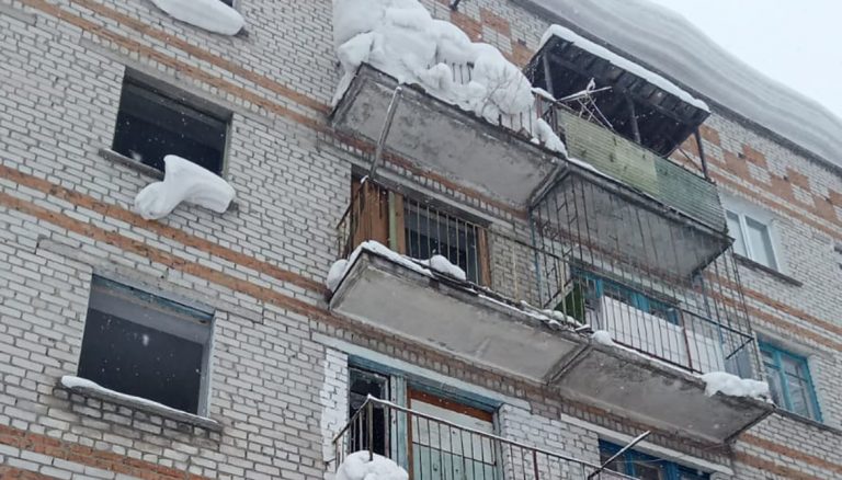 Жители многоэтажки в г.Алтай боятся жить в разрушающемся доме