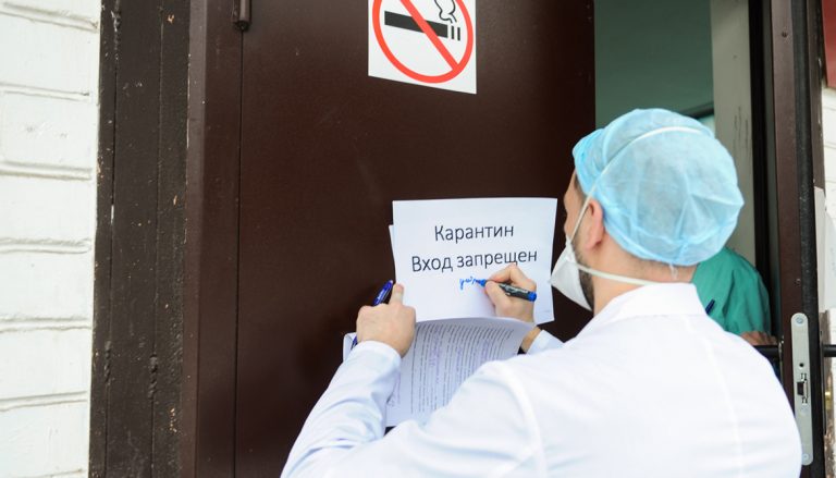 В Алматы жителям запретили выходить из дома после того, как в нем обнаружили заболевшего коронавирусом