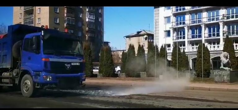 На улицах Усть-Каменогорска продолжается дезинфекция
