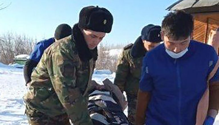 В Алтае мужчину придавило снегом с кровли