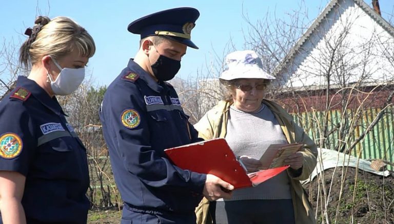 В Усть-Каменогорске спасатели привлекли к ответственности двух дачниц, которые сжигали мусор на своем участке