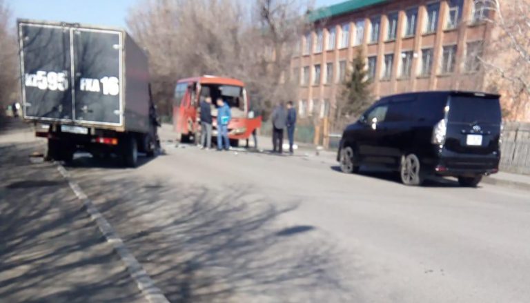В Шемонаихе мужчина угнал грузовик и врезался на нем в микроавтобус. Есть пострадавшие