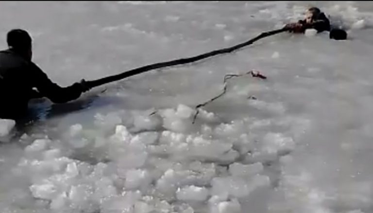 Водитель пожарного автомобиля спас провалившегося на льду рыбака