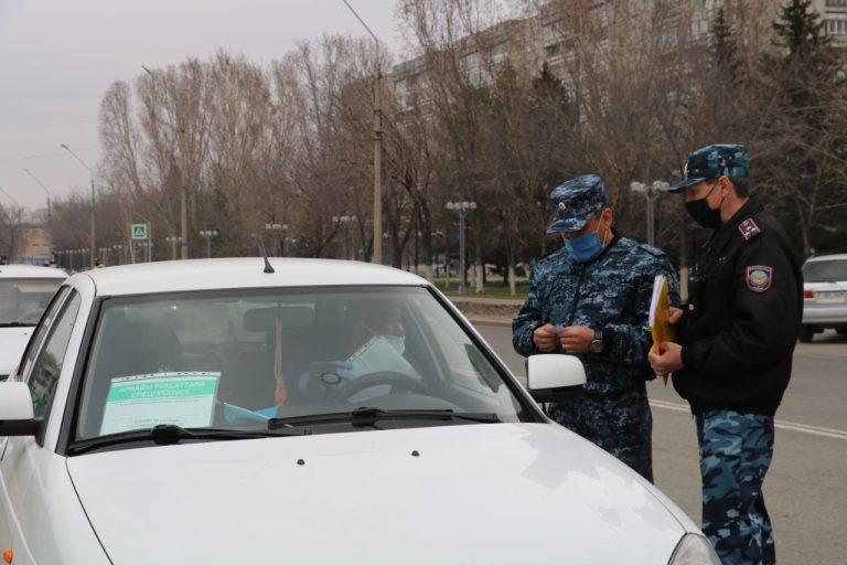 В Усть-Каменогорске полицейские принимают меры к нарушителям режима ЧП