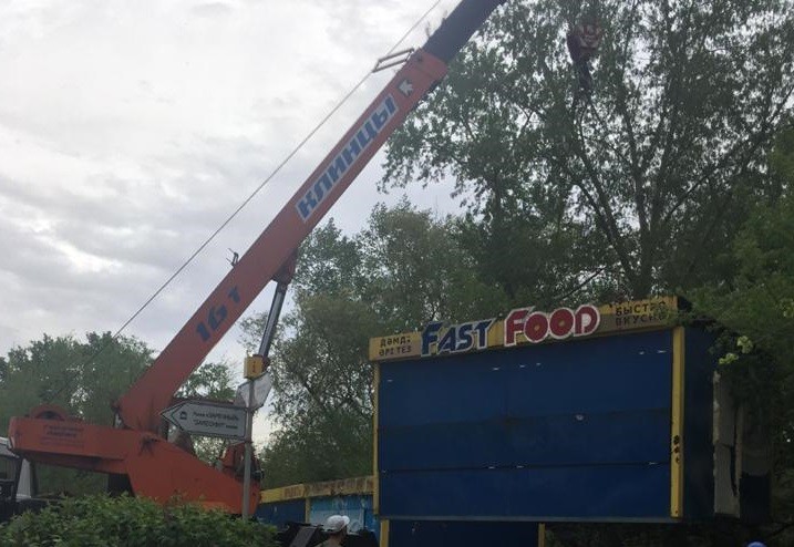 В Усть-Каменогорске коммунальщики демонтировали киоски перед автовокзалом