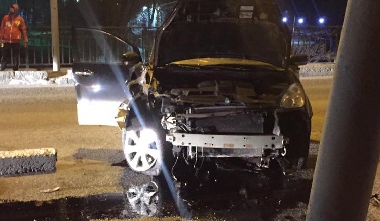 Автолюбитель врезался в опору на мосту в Усть-Каменогорске