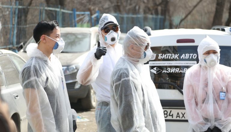 «Казцинк» помог одиноким жильцам дома, находящегося на карантине в Усть-Каменогорске