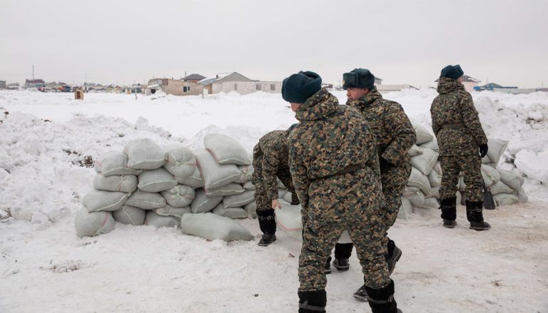 В Казахстане объявлен призыв военнообязанных на специальные сборы — им предстоит патрулировать населенные пункты и бороться с паводком