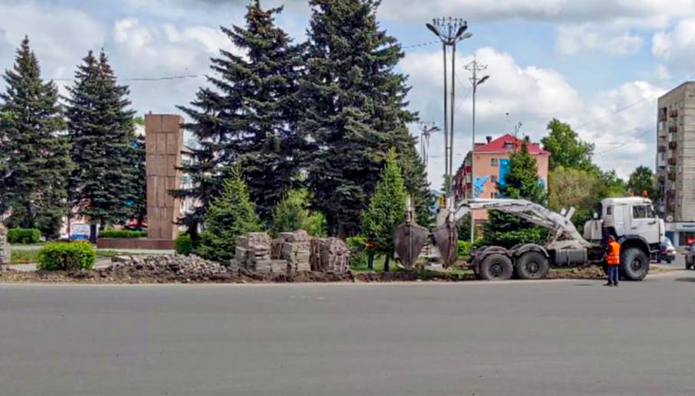 С площади Ушанова в Усть-Каменогорске продолжили убирать ели, несмотря на раннее утверждение властей о том, что их оставят