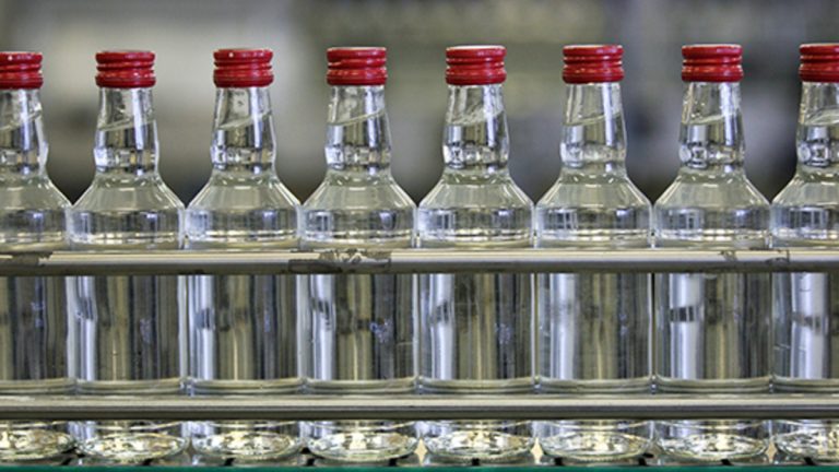 В ВКО предприниматель занимался незаконной продажей алкогольной продукции с поддельными УКМ