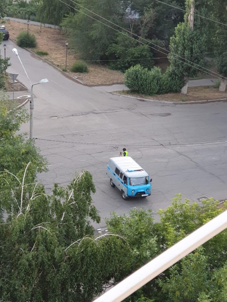 В Усть-Каменогорске перекрыли движение из-за двух пачек бумаги